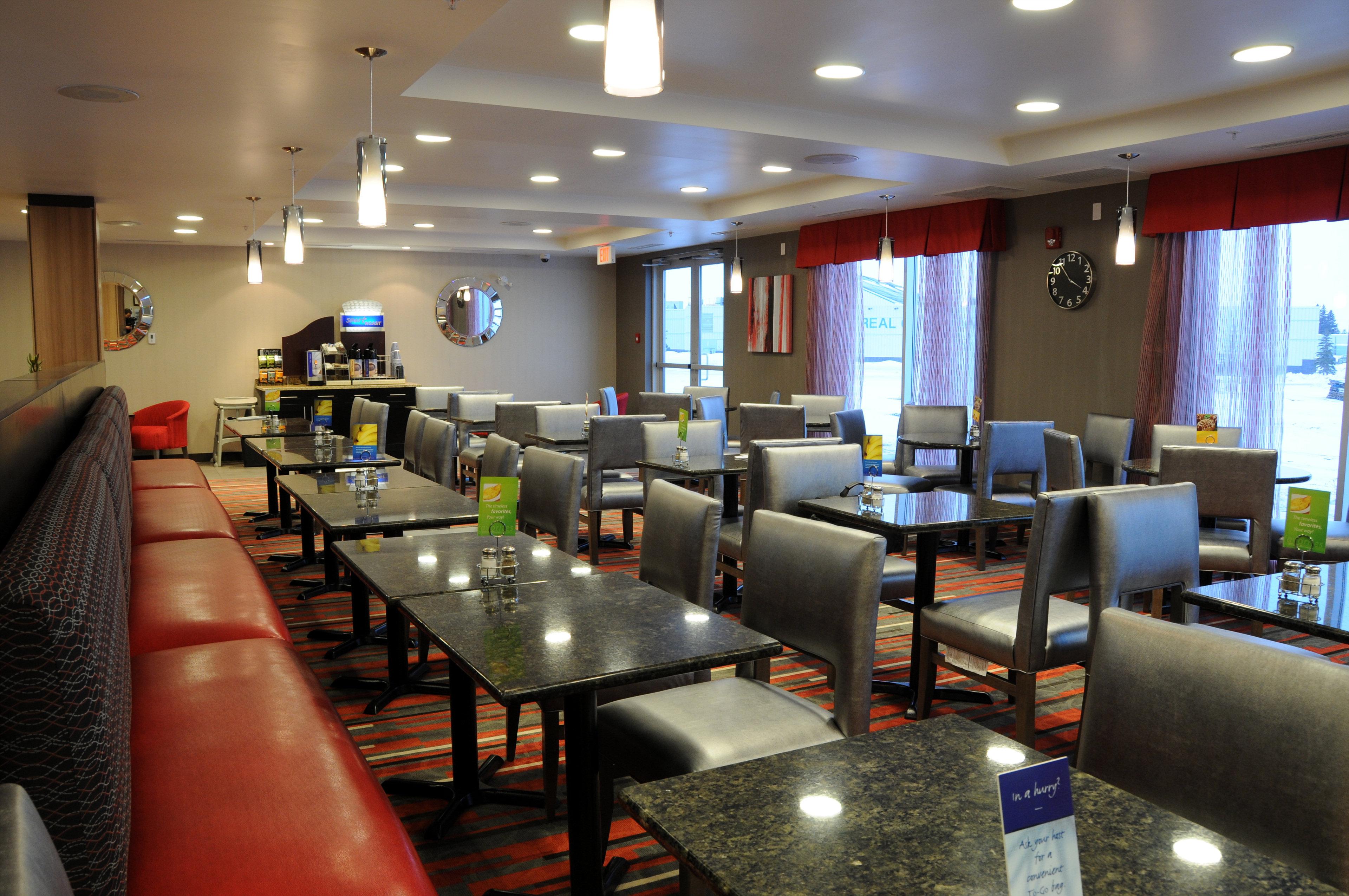 Chateau Inn & Suites Bonnyville Bagian luar foto