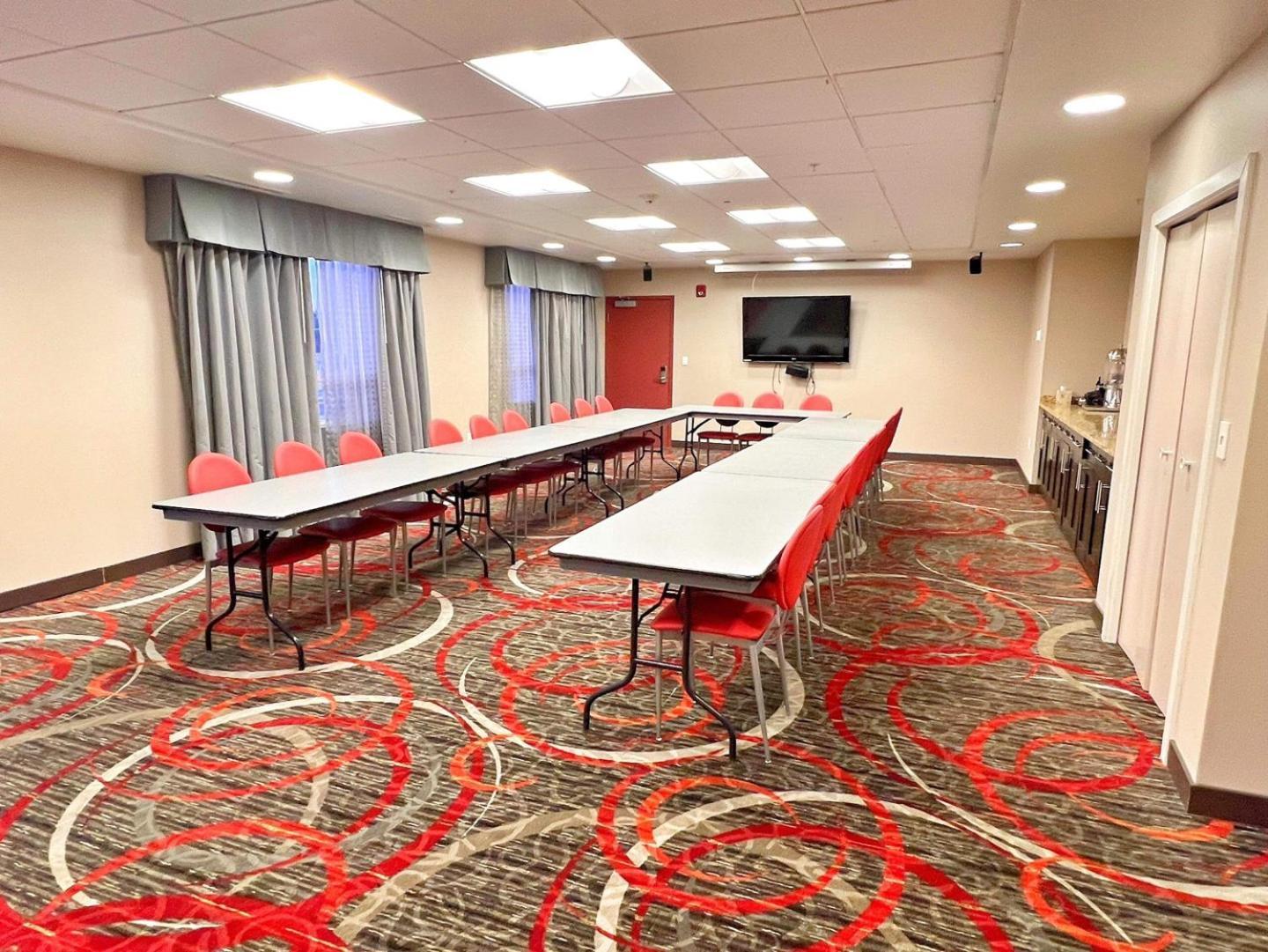 Chateau Inn & Suites Bonnyville Bagian luar foto