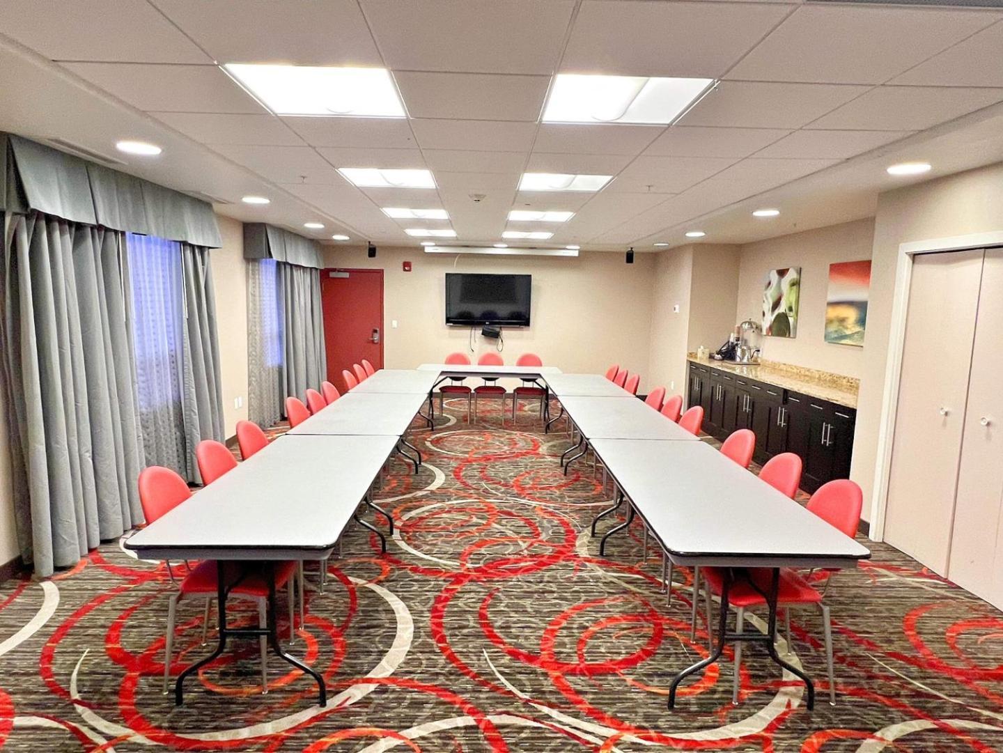 Chateau Inn & Suites Bonnyville Bagian luar foto
