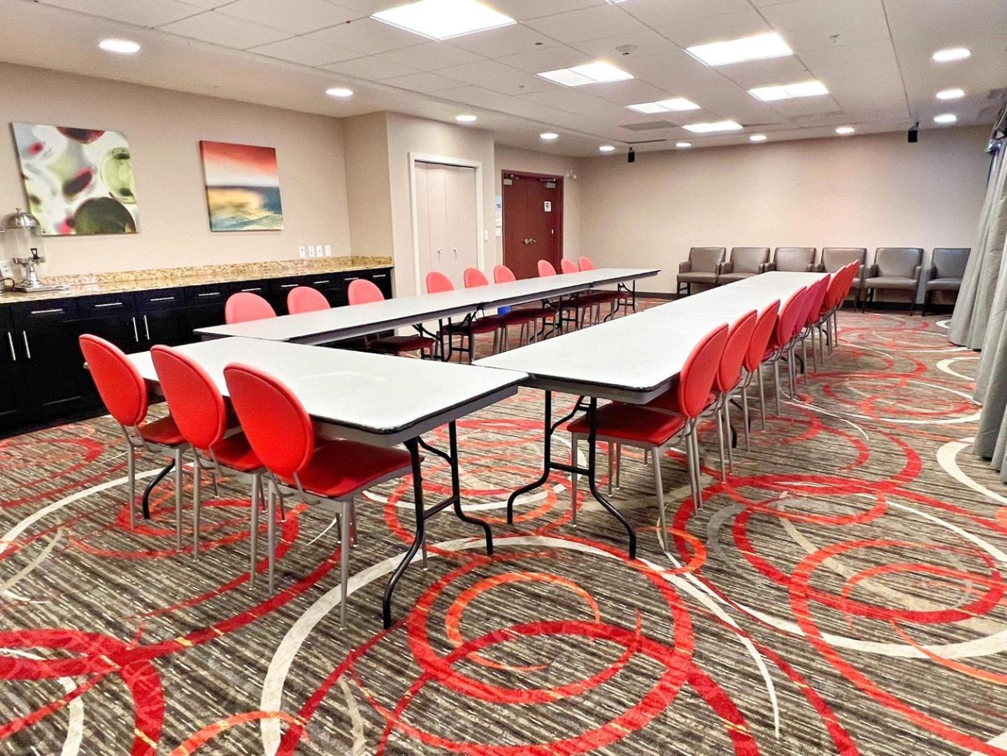 Chateau Inn & Suites Bonnyville Bagian luar foto