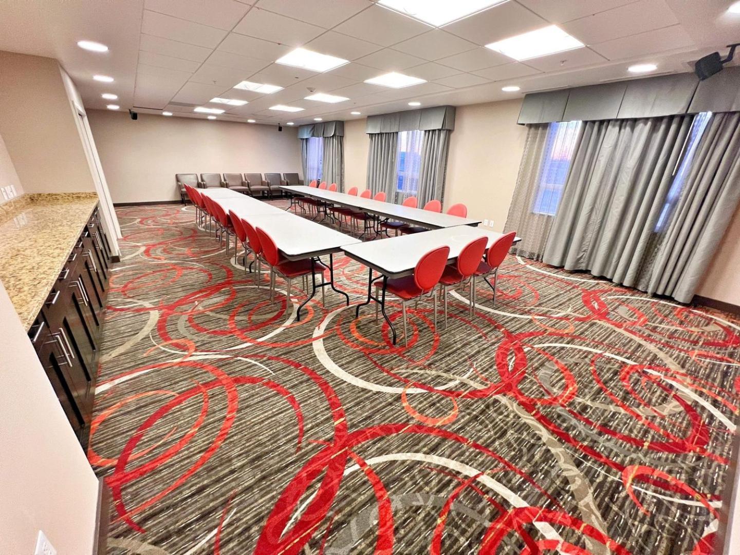 Chateau Inn & Suites Bonnyville Bagian luar foto