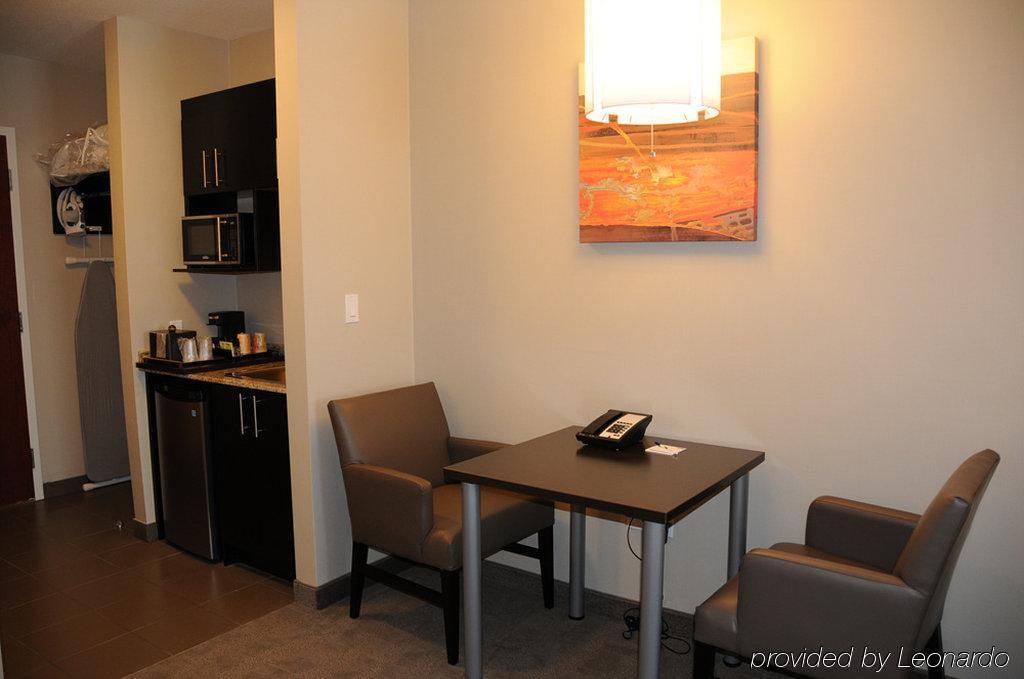 Chateau Inn & Suites Bonnyville Bagian luar foto