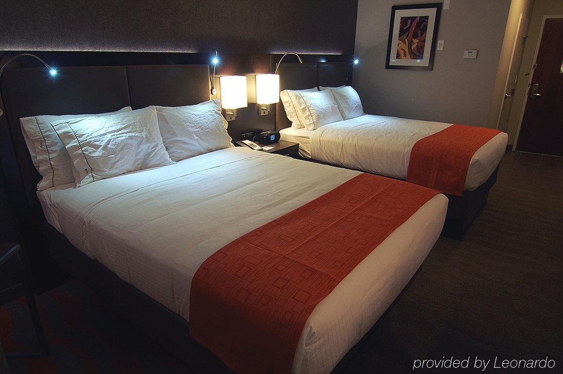 Chateau Inn & Suites Bonnyville Bagian luar foto