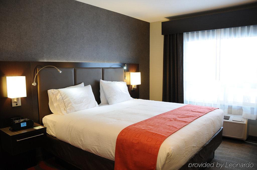 Chateau Inn & Suites Bonnyville Bagian luar foto