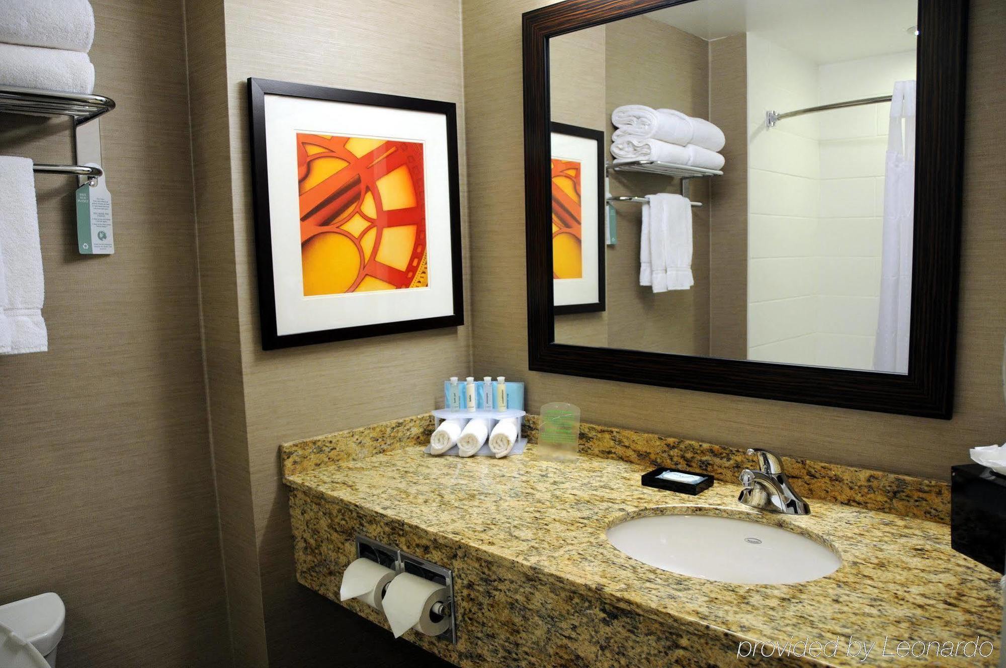 Chateau Inn & Suites Bonnyville Bagian luar foto