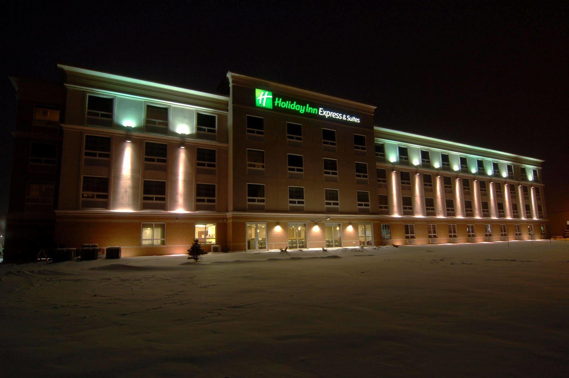 Chateau Inn & Suites Bonnyville Bagian luar foto