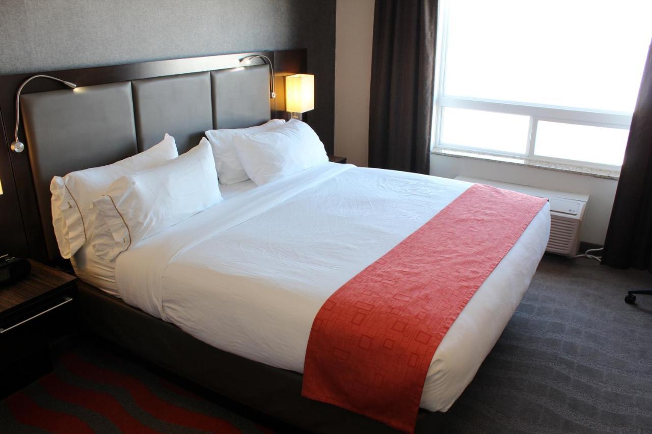 Chateau Inn & Suites Bonnyville Bagian luar foto